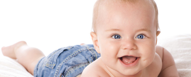 Ein strahlendes Baby schaut in die Kamera. Für Stefan Dietz Sinnbild für die erwartungsvolle junge Generation, die auf den Arbeitsmarkt strebt.