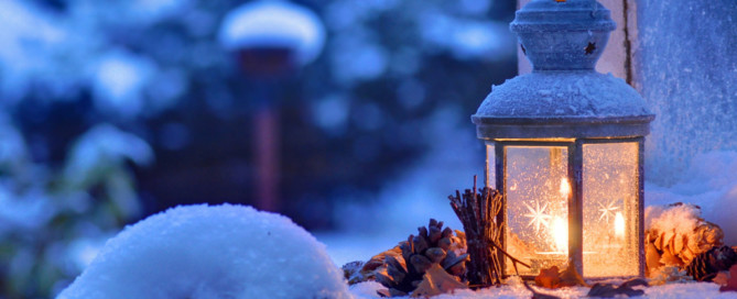 Laterne im Schnee stimmungsvoll