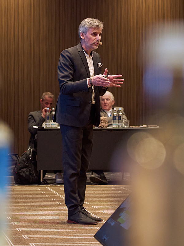 Stefan-Dietz-3×4-small Redner Stefan Dietz präsentiert seine Versprechen und was seine Vorträge auszeichnet.